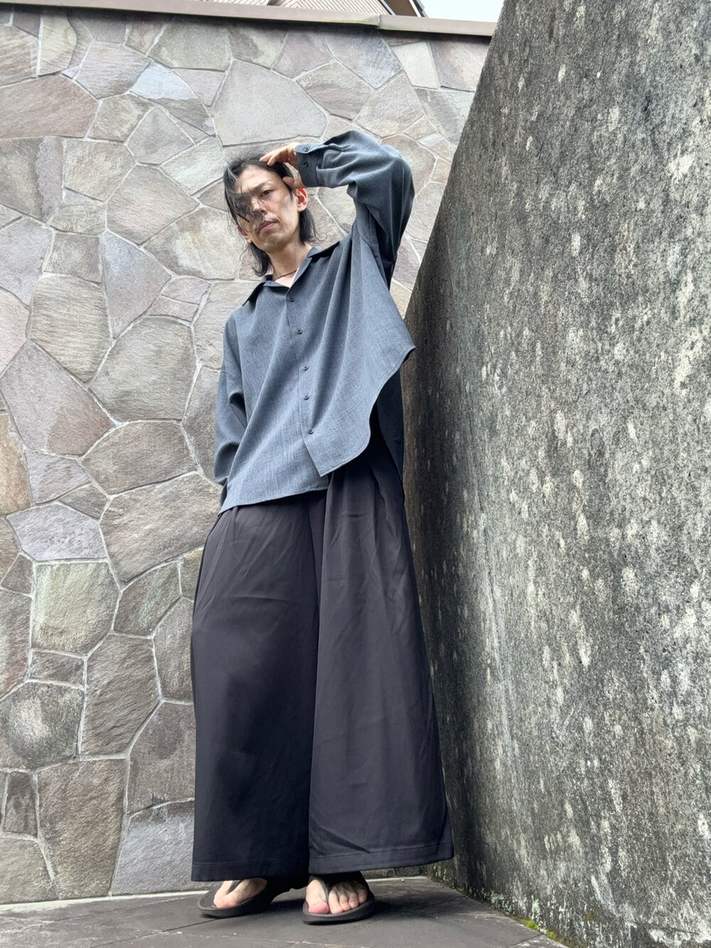 「さらっと晴れやかスナップ、モノトーンコーデ、モード、骨格ナチュラル、プチプラ、シンプル、紫陽花」｜「CASPER JOHNのImitation wool huge shirts/イミテーションウールヒュージシャツ（シャツ/ブラウス、グレー系）」を使った、Luna.さん（骨格ナチュラル・メンズ・172cm）の夏コーディネートの4枚目の写真
