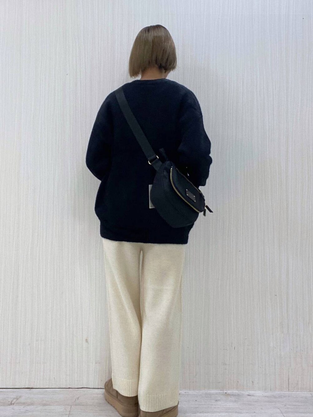 ブラック系のボディバッグ/ウエストポーチ、ホワイト系のその他パンツ、ブラック系のカーディガン/ボレロを着用したレディースの冬コーディネートの2枚目の写真