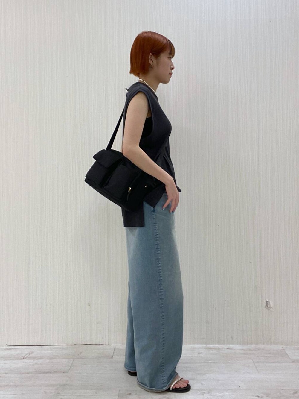 「ワイドパンツ、デニムパンツ、カジュアルコーデ、人気アイテムをチェック!、夏コーデ、BARNYARDSTORM、骨格ウェーブ、ワントーン、メンズライク、カジュアル、ノースリーブ」|「surtのBARNYARDSTORM / 【SURT】ルーズシルエットデニム【WEB限定サイズL】(デニムパンツ、ブルー系)」を使った、MIYUさん(レディース・163cm)の夏コーディネートの2枚目の写真