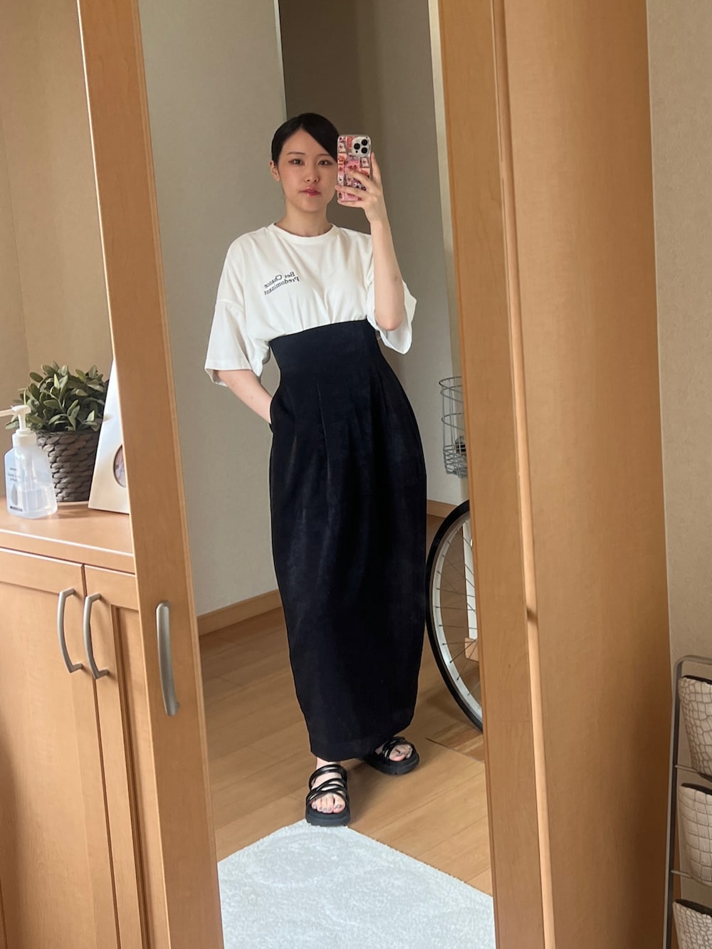 「プチプラ、きれいめカジュアル、夏コーデ、モノトーン、コクーンシルエット、コクーンスカート、Tシャツ、サンダル、シンプルコーデ」｜「INGNIの刺繍2段ロゴTシャツ（Tシャツ/カットソー、ホワイト系）」を使った、のんちゃんさん（レディース・157cm）の夏コーディネートの3枚目の写真