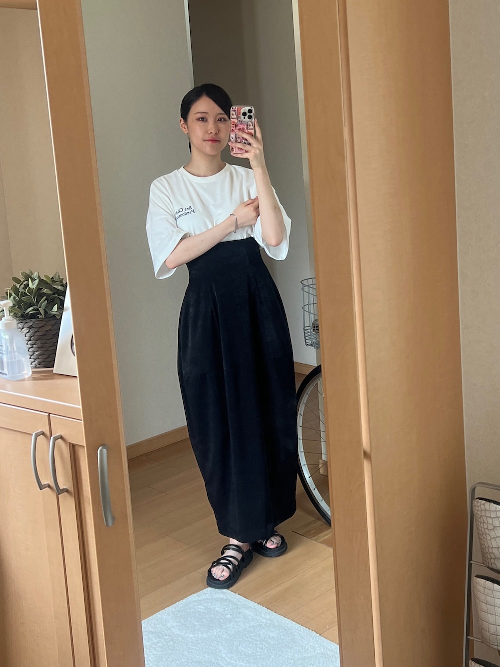 「プチプラ、きれいめカジュアル、夏コーデ、モノトーン、コクーンシルエット、コクーンスカート、Tシャツ、サンダル、シンプルコーデ」｜「INGNIの刺繍2段ロゴTシャツ（Tシャツ/カットソー、ホワイト系）」を使った、のんちゃんさん（レディース・157cm）の夏コーディネートの2枚目の写真