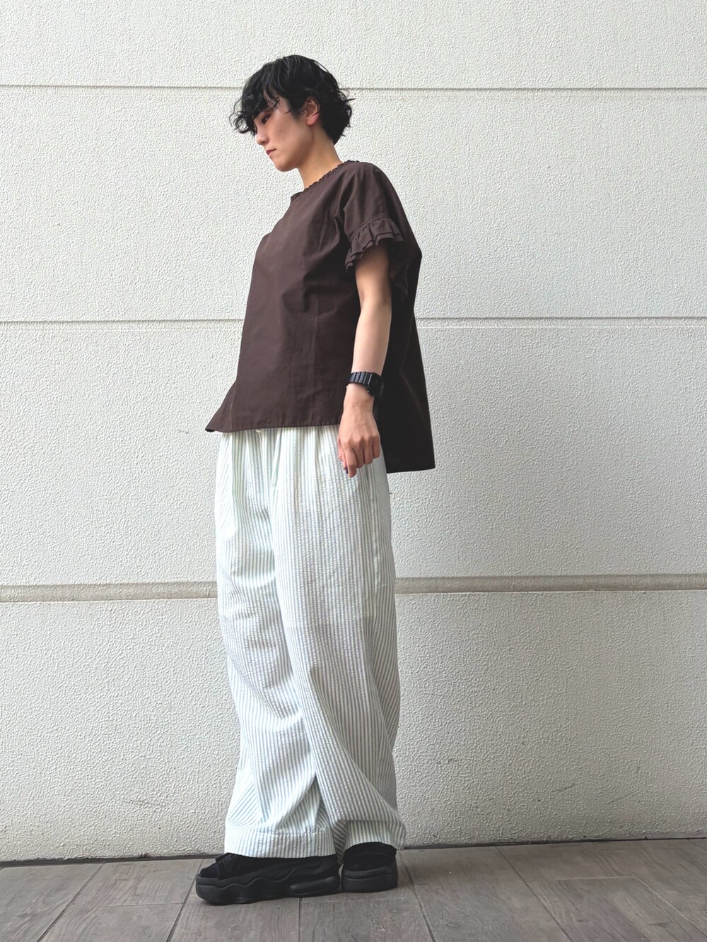 ブルー系のその他パンツ、ブラウン系のシャツ/ブラウスを着用したレディースの夏コーディネートの2枚目の写真