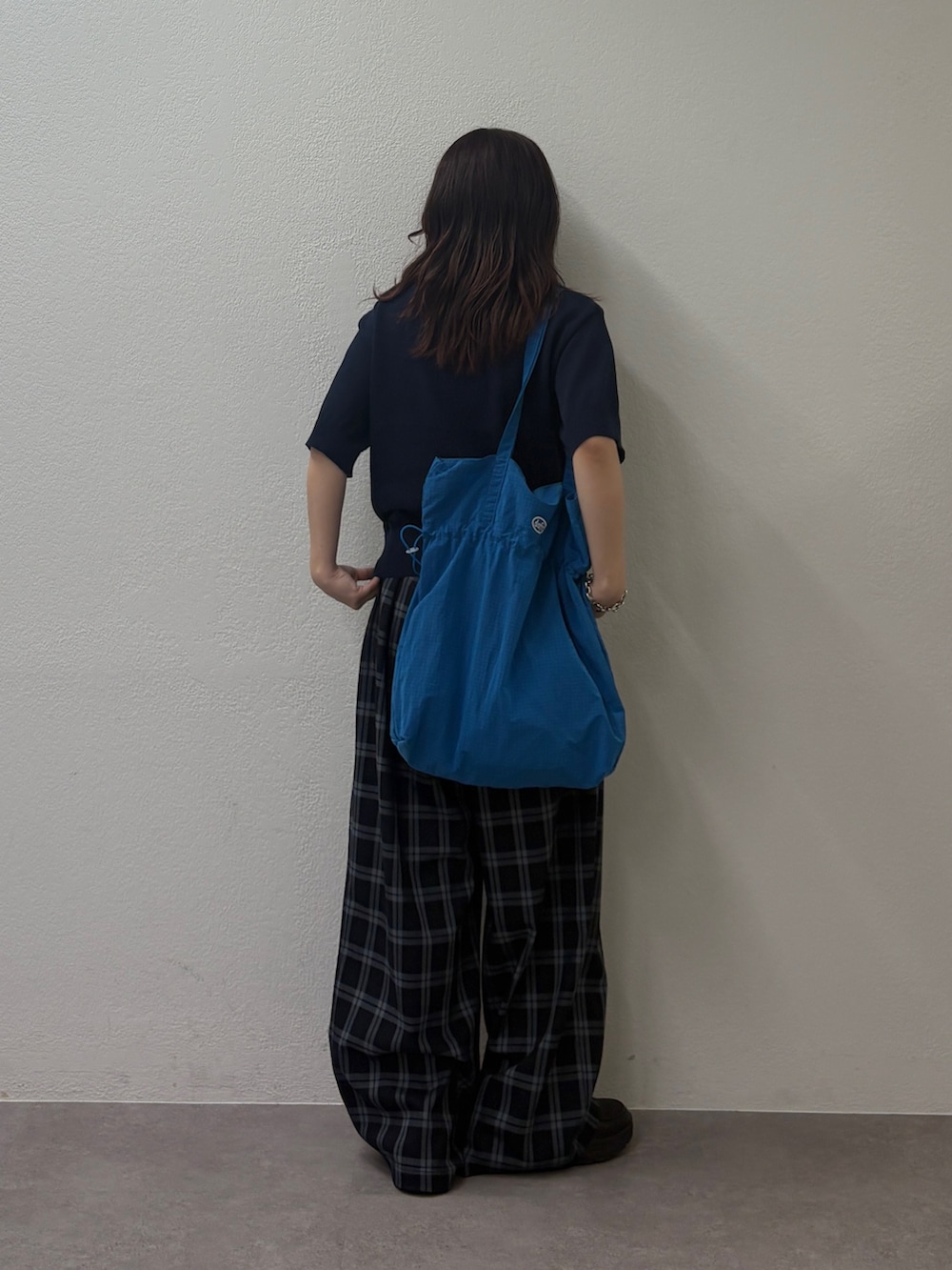 ブルー系のその他パンツ、ブルー系のトートバッグ、ブルー系のニット/セーターを着用したレディースの夏コーディネートの3枚目の写真