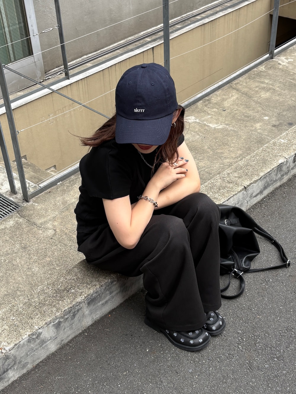ブラック系のTシャツ/カットソー、ブラック系のショルダーバッグ、ブラック系のスラックスを着用したレディースの夏コーディネートの6枚目の写真