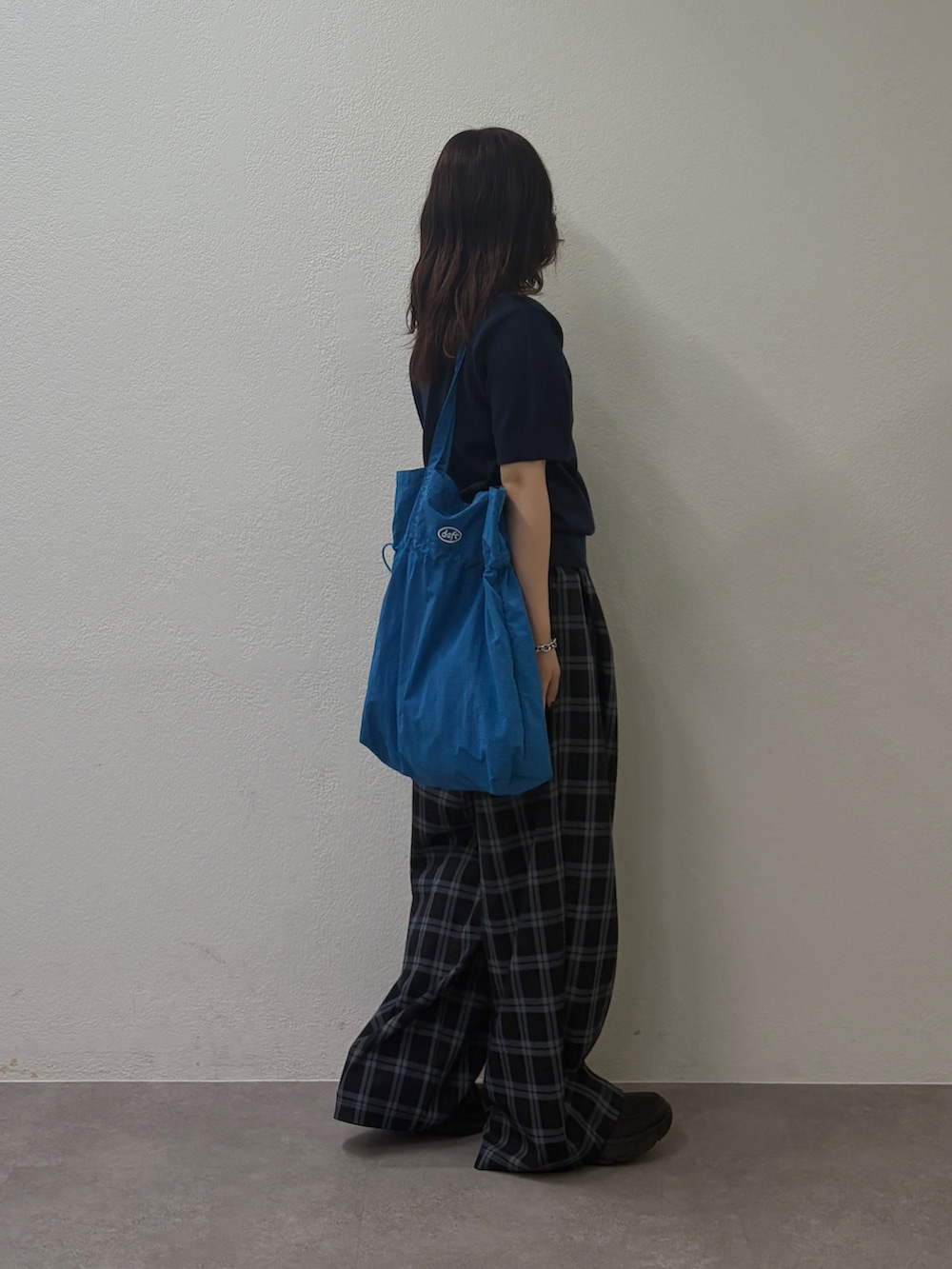 ブルー系のその他パンツ、ブルー系のトートバッグ、ブルー系のニット/セーターを着用したレディースの夏コーディネートの2枚目の写真