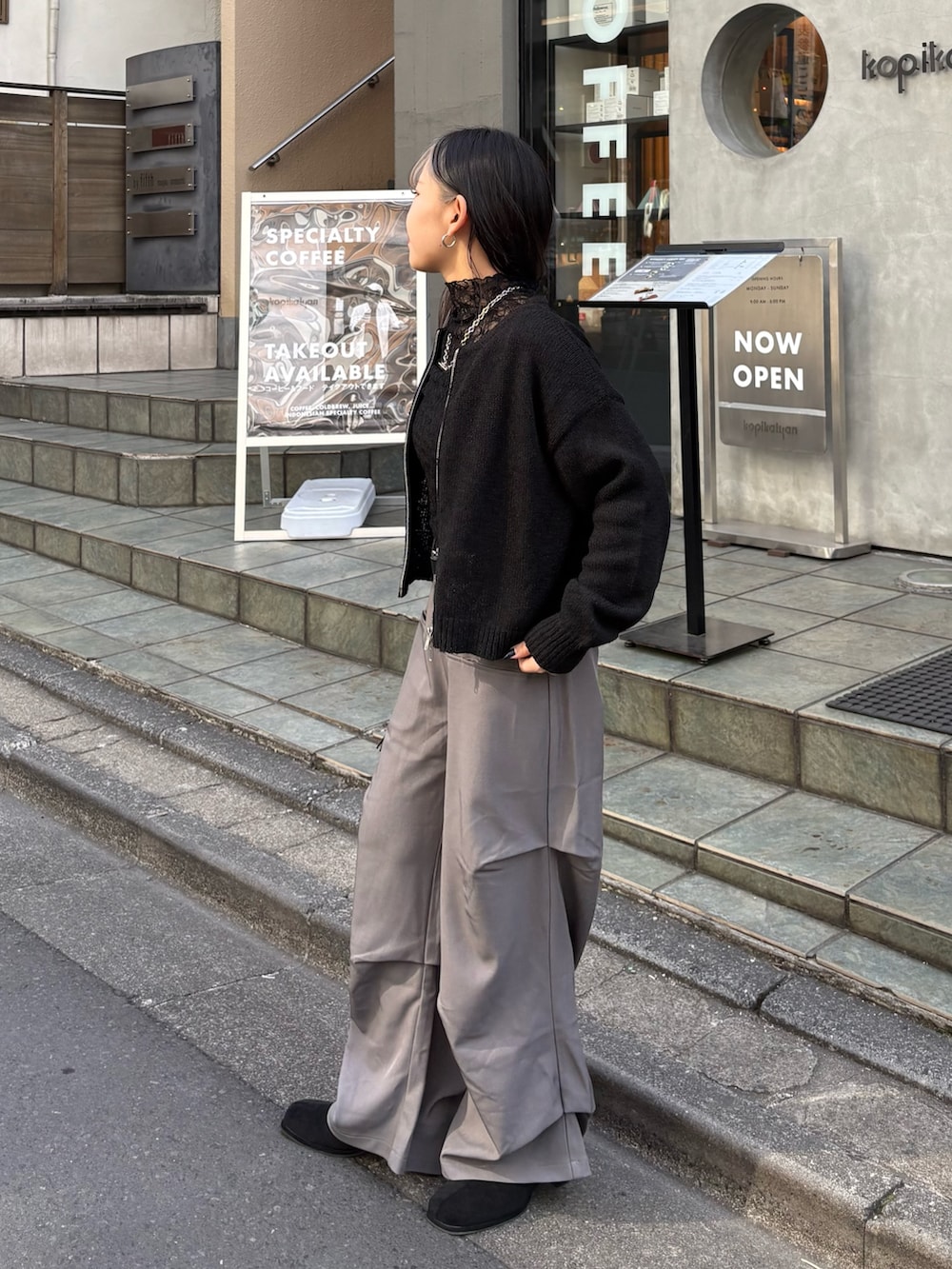 ブラック系のカーディガン/ボレロ、ブラック系のTシャツ/カットソー、ブラック系のバックパック/リュックを着用したレディースの春コーディネートの6枚目の写真