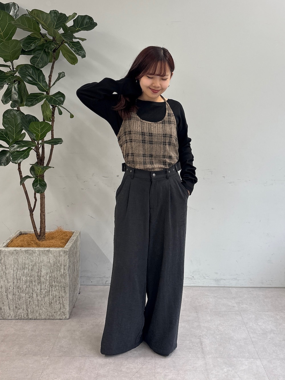 ブラック系のスラックス、ブラック系のTシャツ/カットソー、ブラック系のパンプスを着用したレディースの秋コーディネートの4枚目の写真