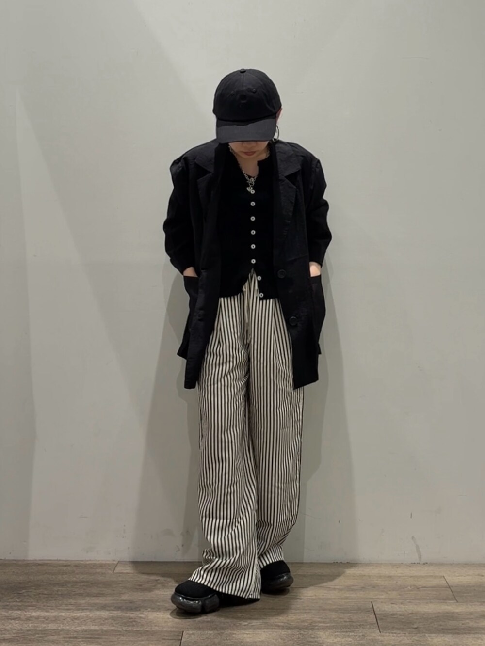 ブルー系のその他パンツ、ブラック系のカーディガン/ボレロ、ブラック系のシャツ/ブラウスを着用したレディースの夏コーディネートの4枚目の写真