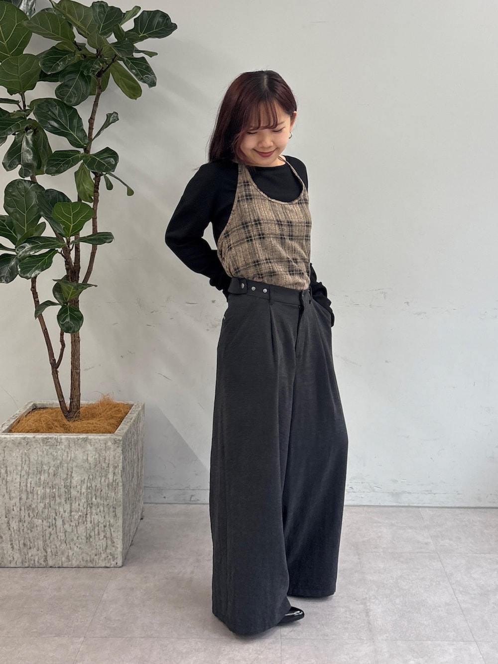 ブラック系のスラックス、ブラック系のTシャツ/カットソー、ブラック系のパンプスを着用したレディースの秋コーディネートの2枚目の写真