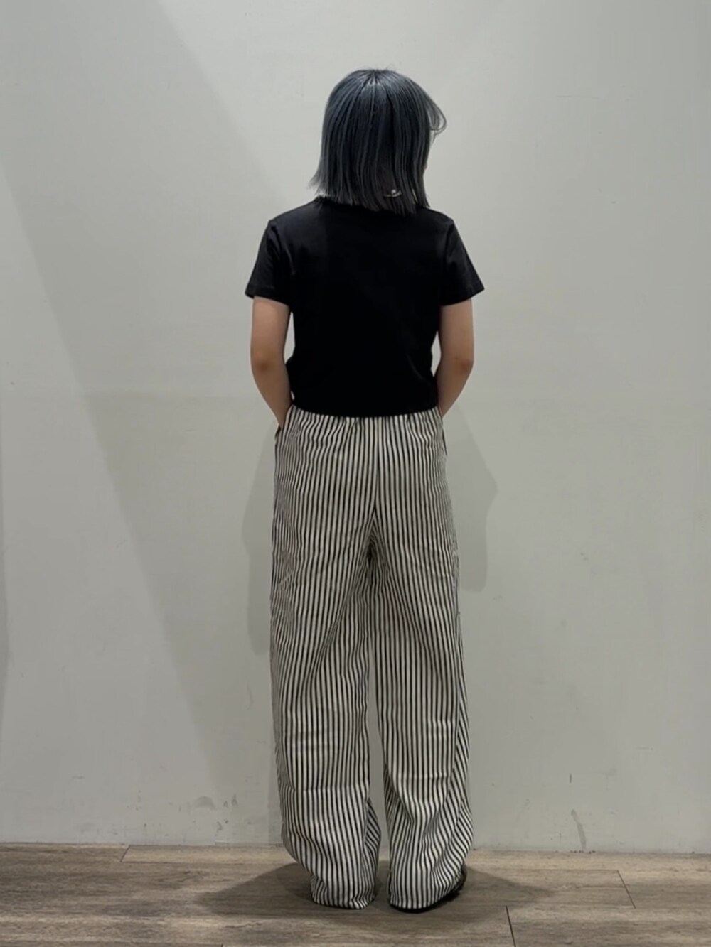 ブルー系のその他パンツ、ブラック系のTシャツ/カットソーを着用したレディースの夏コーディネートの3枚目の写真