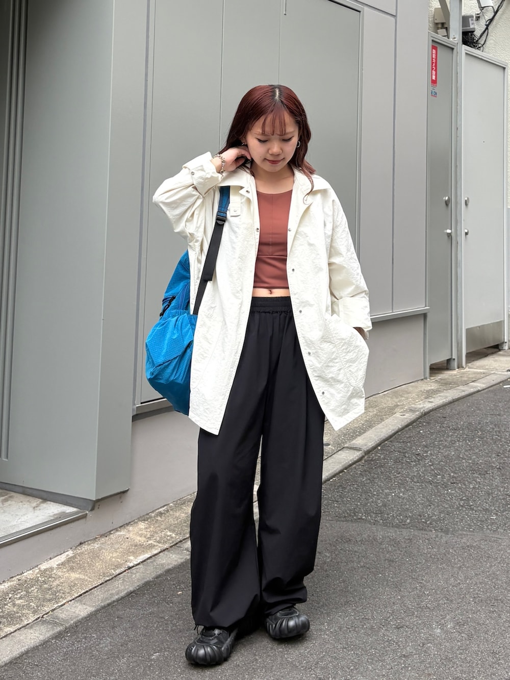 ブラック系のその他パンツ、ブラック系のバックパック/リュック、ブラウン系のタンクトップを着用したレディースの夏コーディネートの5枚目の写真