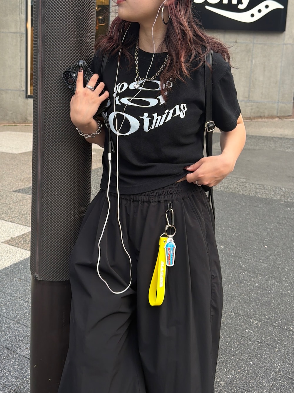 ブラック系のその他パンツ、ブラック系のショルダーバッグを着用したレディースの夏コーディネートの5枚目の写真