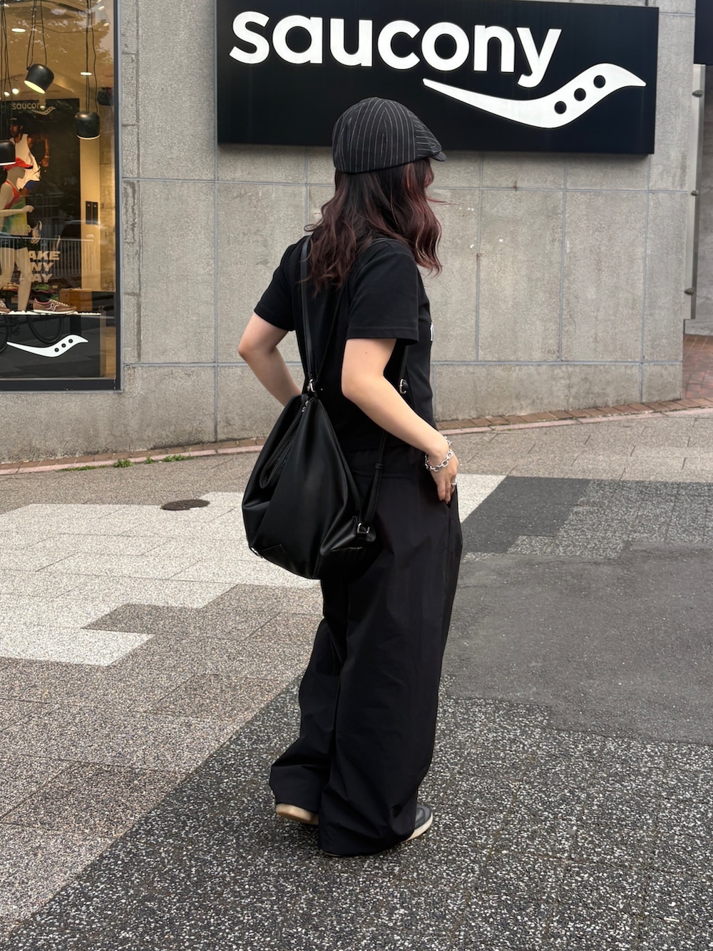 ブラック系のその他パンツ、ブラック系のショルダーバッグを着用したレディースの夏コーディネートの4枚目の写真