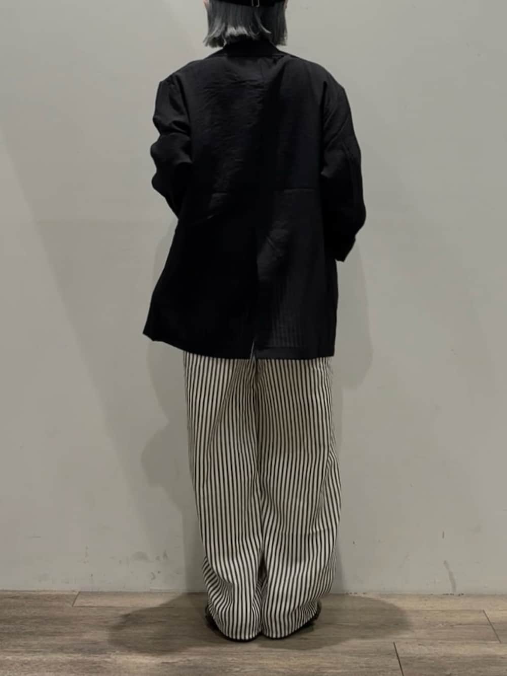 ブルー系のその他パンツ、ブラック系のカーディガン/ボレロ、ブラック系のシャツ/ブラウスを着用したレディースの夏コーディネートの3枚目の写真