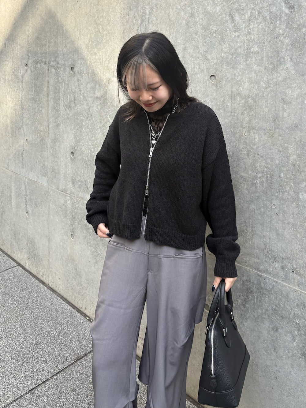 ブラック系のカーディガン/ボレロ、ブラック系のTシャツ/カットソー、ブラック系のバックパック/リュックを着用したレディースの春コーディネートの3枚目の写真