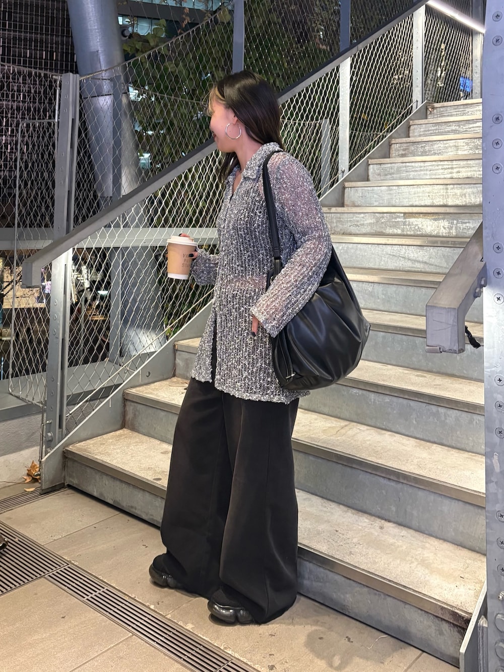 ブラック系のショルダーバッグ、グレー系のカーディガン/ボレロを着用したレディースの春コーディネートの3枚目の写真