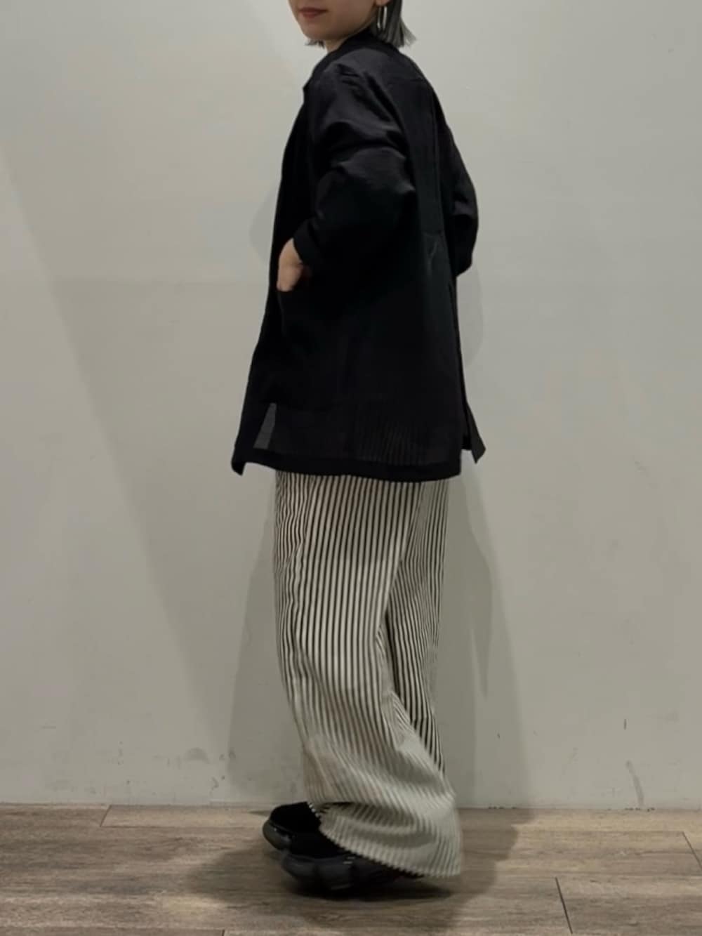 ブルー系のその他パンツ、ブラック系のカーディガン/ボレロ、ブラック系のシャツ/ブラウスを着用したレディースの夏コーディネートの2枚目の写真