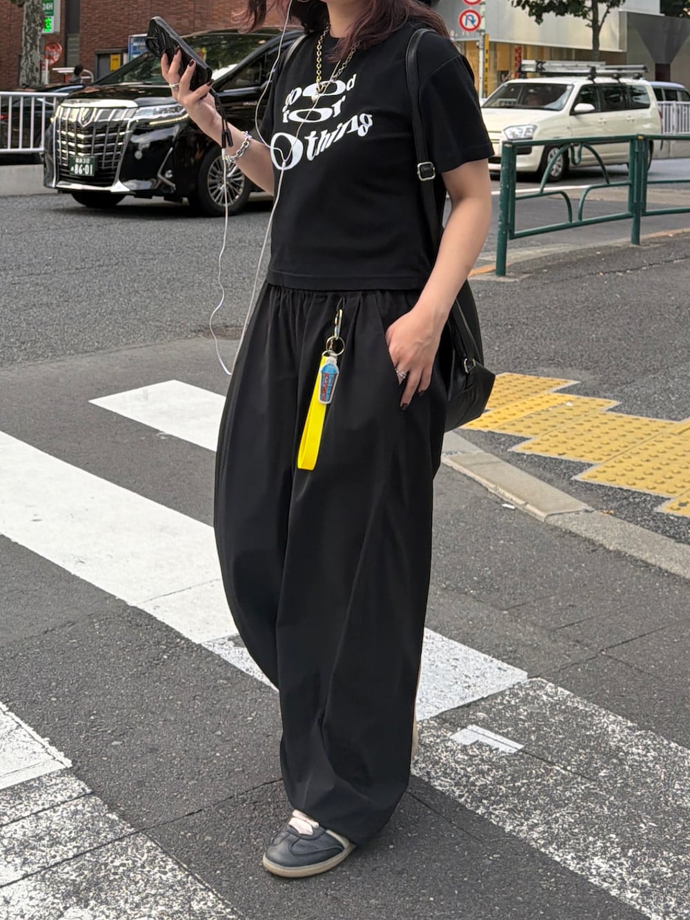 ブラック系のその他パンツ、ブラック系のショルダーバッグを着用したレディースの夏コーディネートの2枚目の写真
