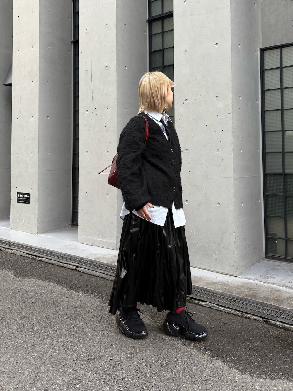 ブラック系のカーディガン/ボレロ、ブルー系のシャツ/ブラウス、ブラック系のスカートを着用したレディースの冬コーディネートの2枚目の写真
