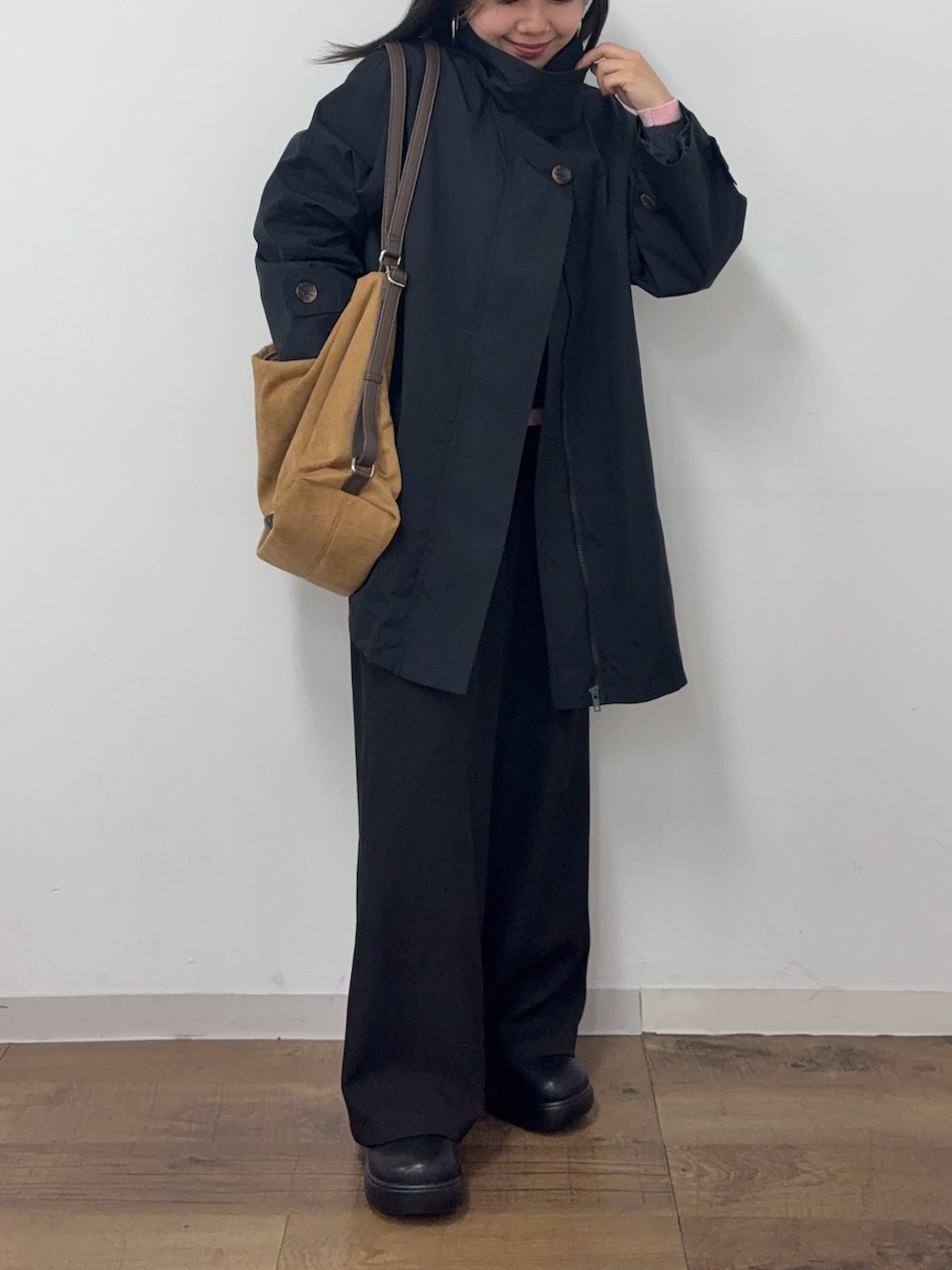 ブラック系のその他アウター、グレー系のカーディガン/ボレロ、ベージュ系のショルダーバッグを着用したレディースの冬コーディネートの4枚目の写真