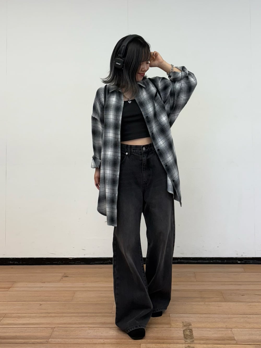 ブラック系のデニムパンツ、ブラック系のバックパック/リュック、ブラック系のシャツ/ブラウスを着用したレディースの秋コーディネートの4枚目の写真