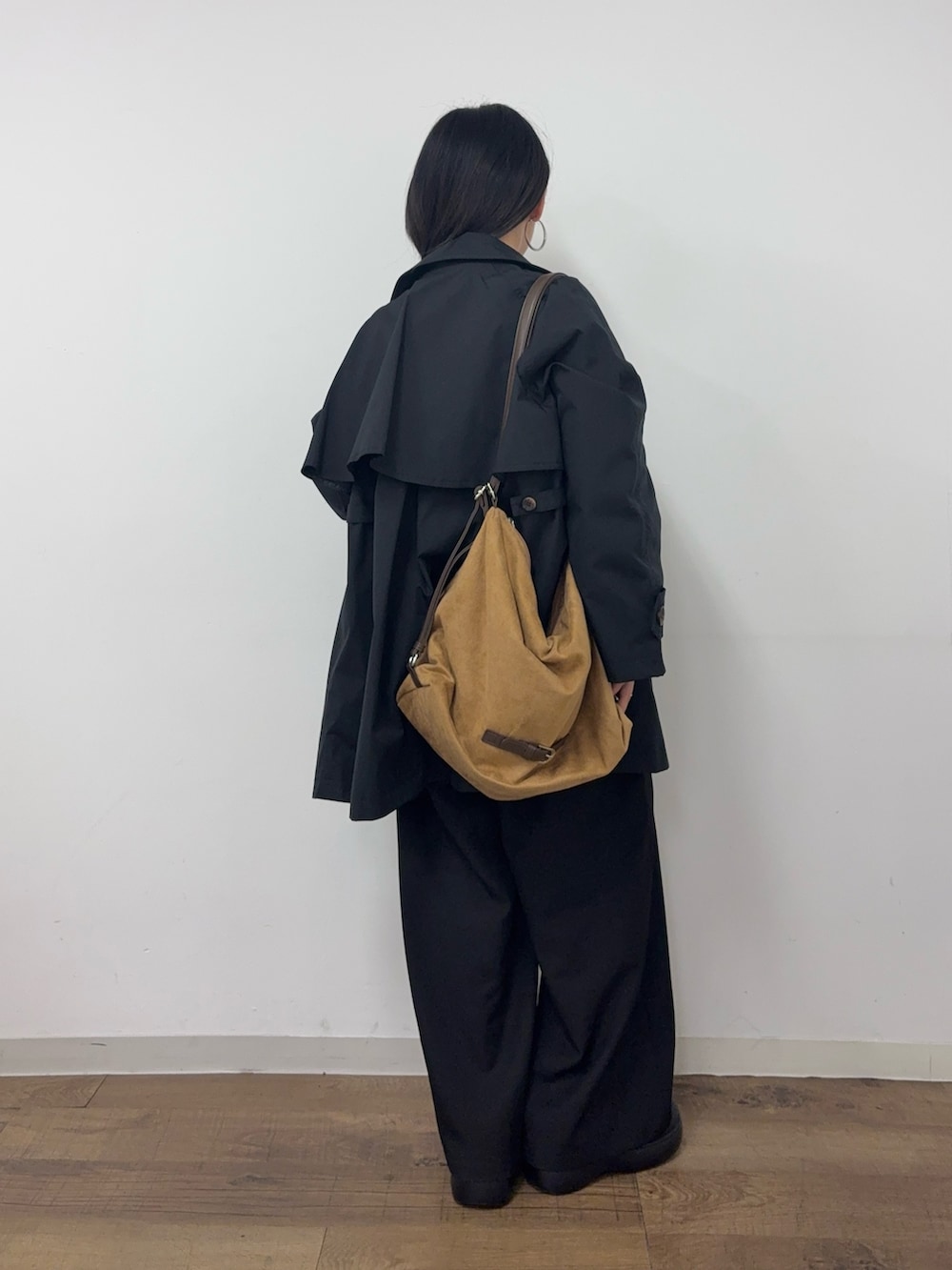 ブラック系のその他アウター、グレー系のカーディガン/ボレロ、ベージュ系のショルダーバッグを着用したレディースの冬コーディネートの3枚目の写真