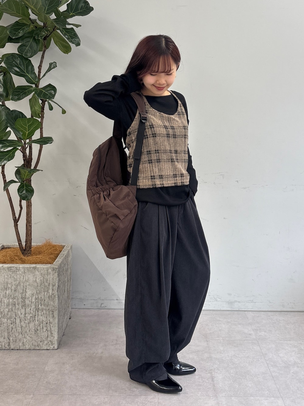 グレー系のその他パンツ、ブラウン系のバックパック/リュック、ブラック系のTシャツ/カットソーを着用したレディースの秋コーディネートの2枚目の写真