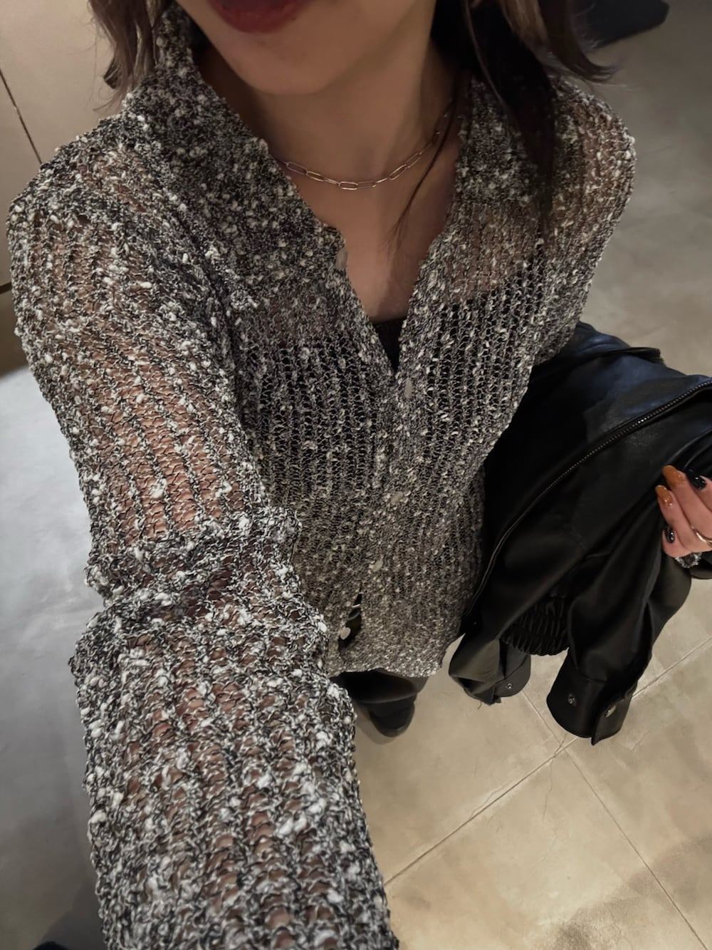 ブラック系のショルダーバッグ、グレー系のカーディガン/ボレロを着用したレディースの春コーディネートの4枚目の写真