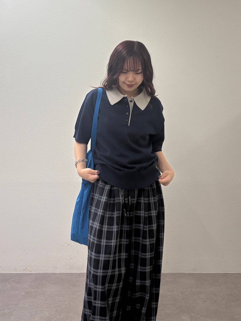 ブルー系のその他パンツ、ブルー系のトートバッグ、ブルー系のニット/セーターを着用したレディースの夏コーディネートの4枚目の写真