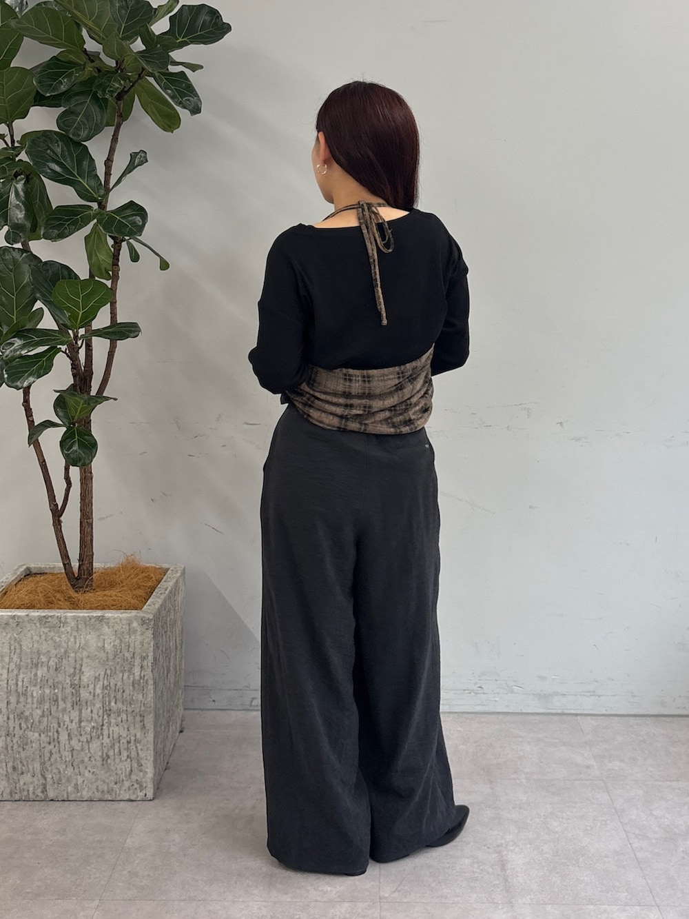 ブラック系のスラックス、ブラック系のTシャツ/カットソー、ブラック系のパンプスを着用したレディースの秋コーディネートの3枚目の写真