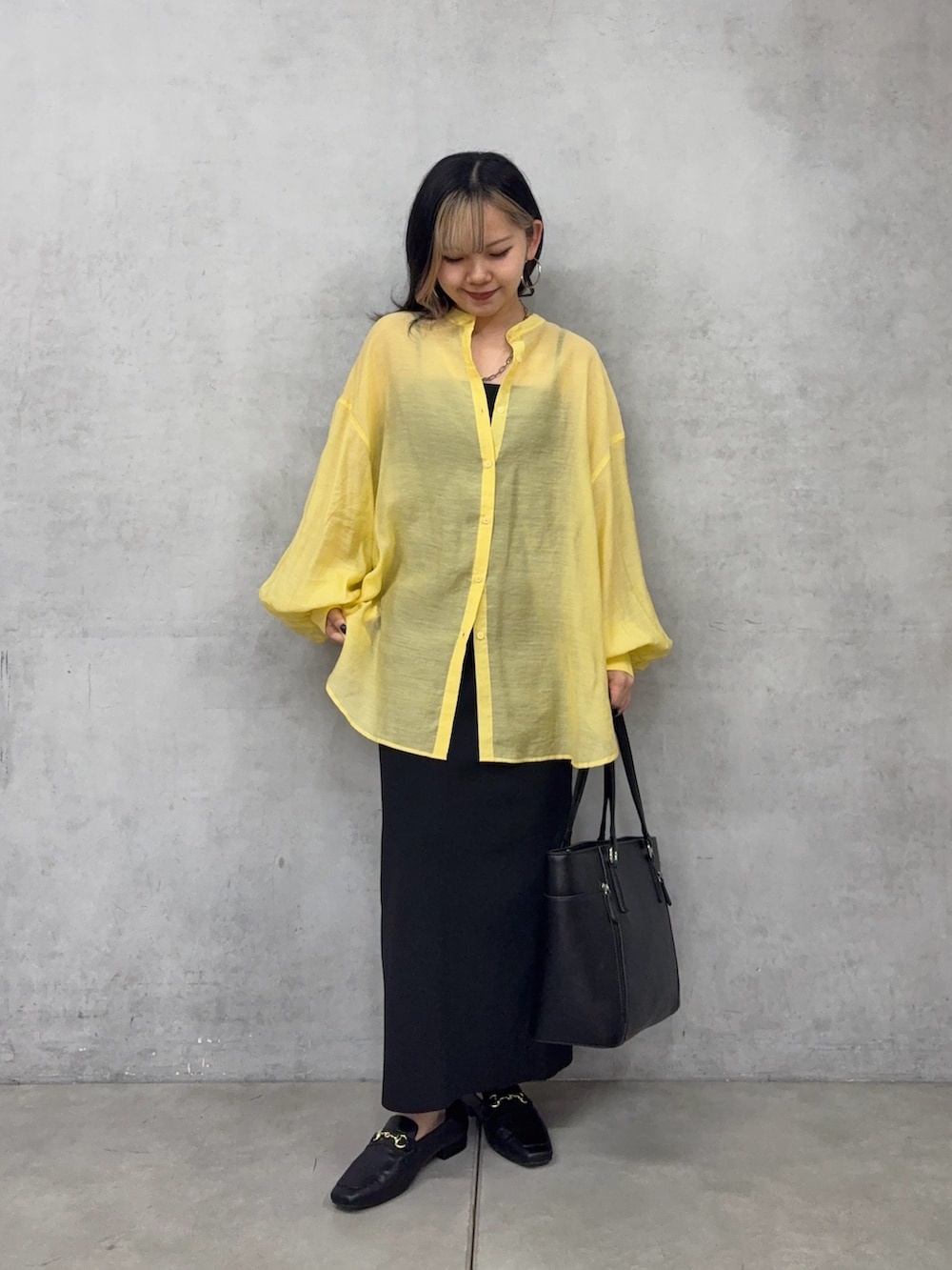 ブラック系のトートバッグ、ブラック系のスカート、ブラック系のシャツ/ブラウスを着用したレディースの春コーディネートの4枚目の写真