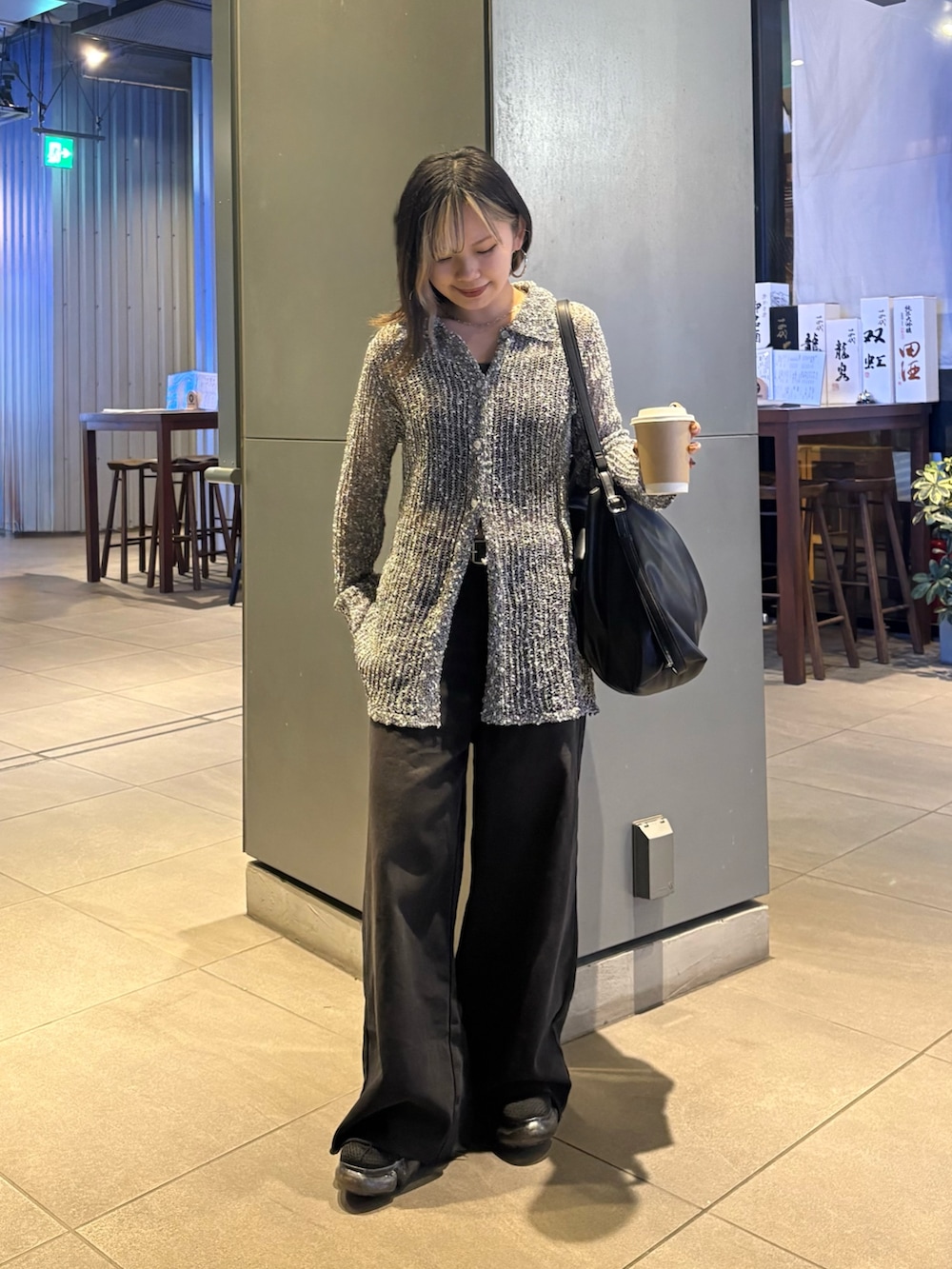 ブラック系のショルダーバッグ、グレー系のカーディガン/ボレロを着用したレディースの春コーディネートの2枚目の写真