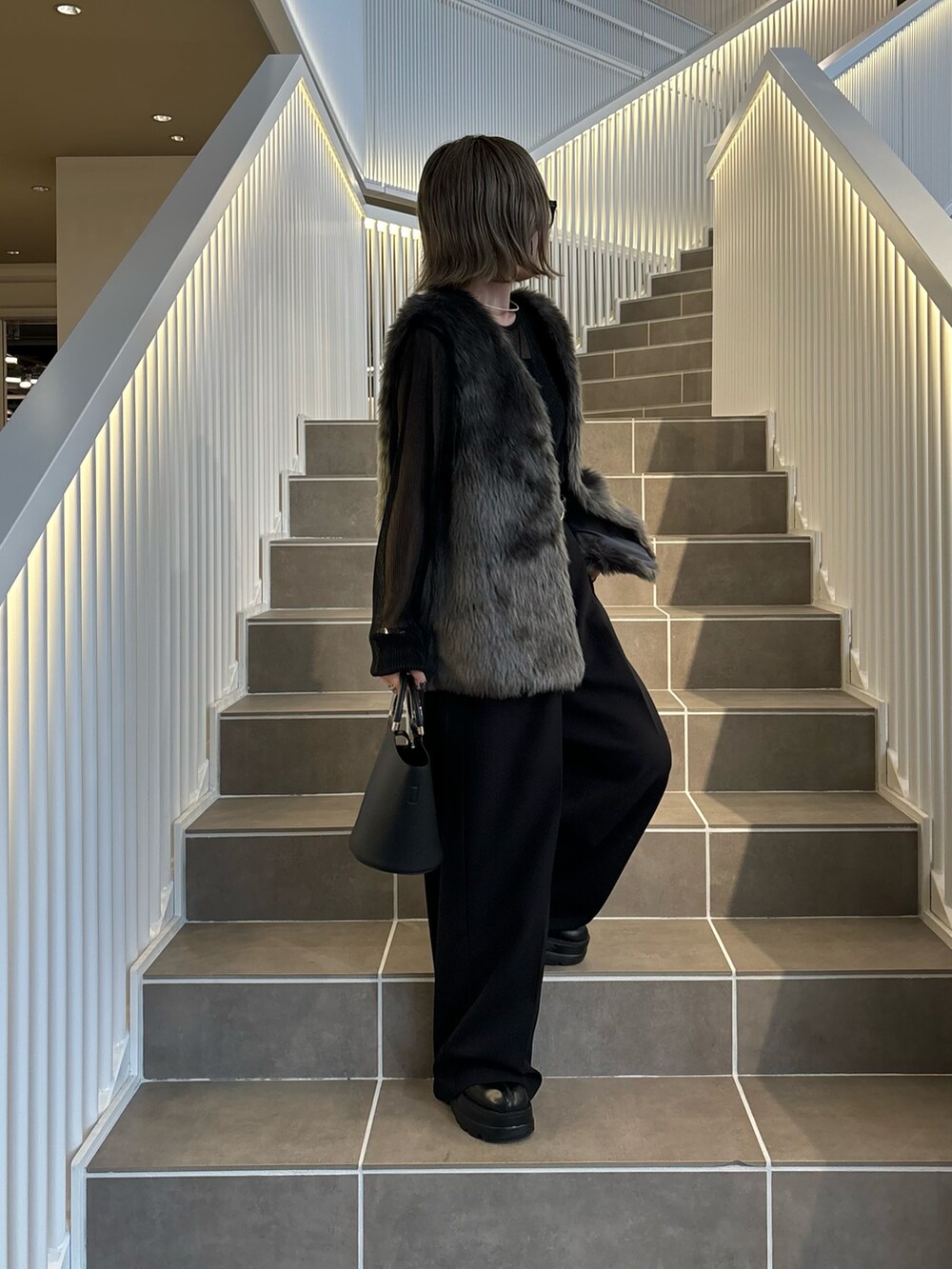グレー系のジャケット/アウター、シルバー系のシャツ/ブラウス、ブラック系のその他パンツを着用したレディースの秋コーディネートの4枚目の写真
