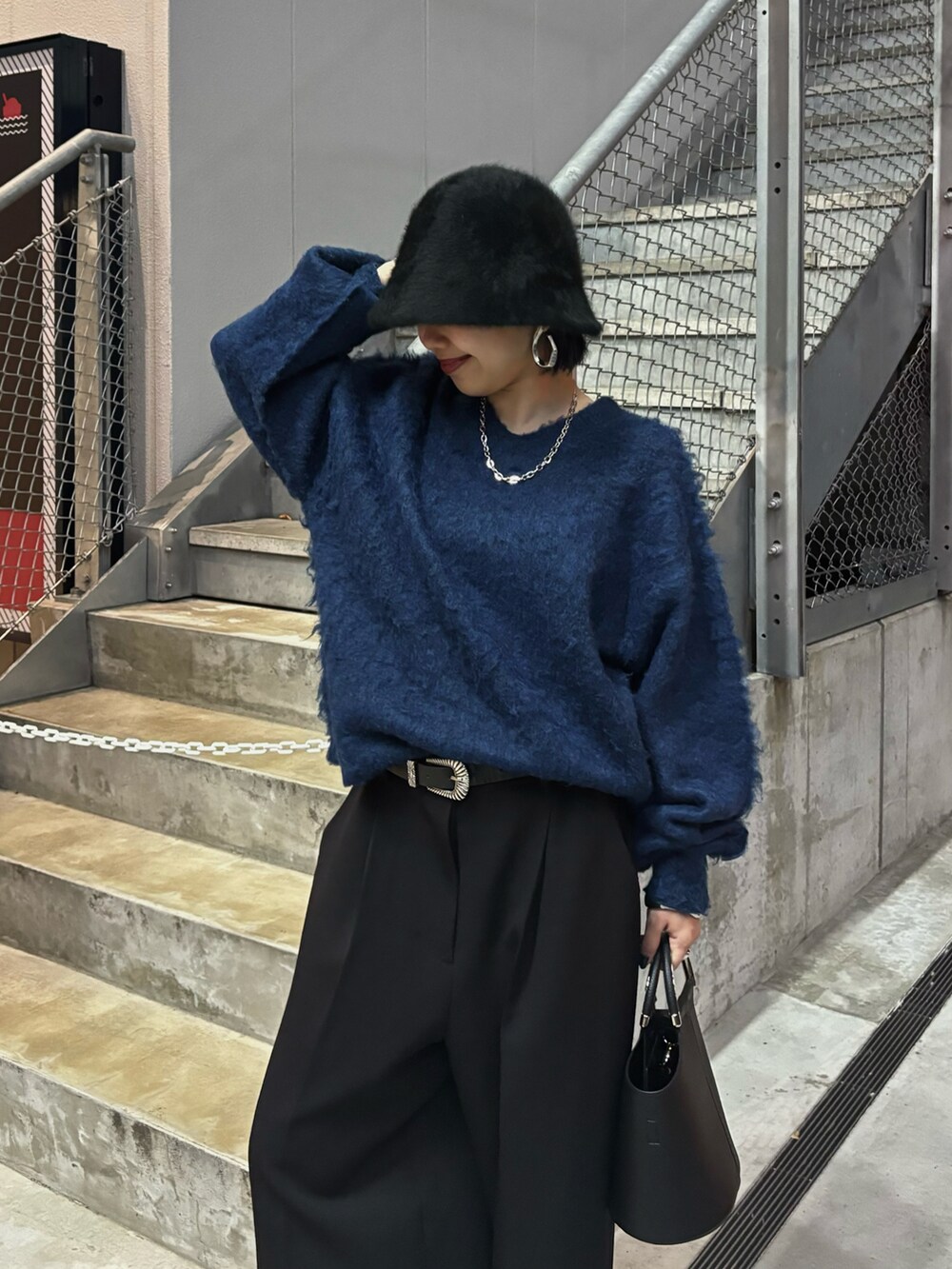 「秋コーデ、コロニー2139、colony 2139、低身長ファッション、低身長女子、バケハ女子、ニットコーデ、モヘアニット、2WAYニット、タックワイドパンツ、ワイドスラックス、ハンドバッグ、モード系、キレイめコーデ」｜「COLONY 2139のシャギーバケットハット（ハット、ブラック系）」を使った、Mikuさん（レディース・147cm）の秋コーディネートの2枚目の写真