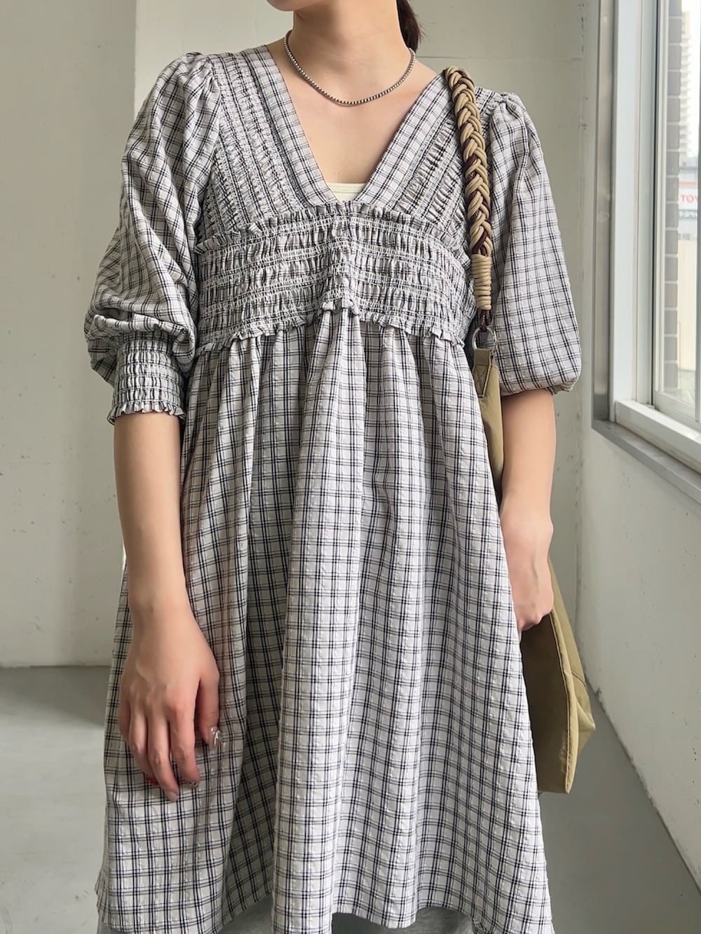 ベージュ系のワンピース、グレー系のその他パンツ、ベージュ系のローファーを着用したレディースの春コーディネートの2枚目の写真