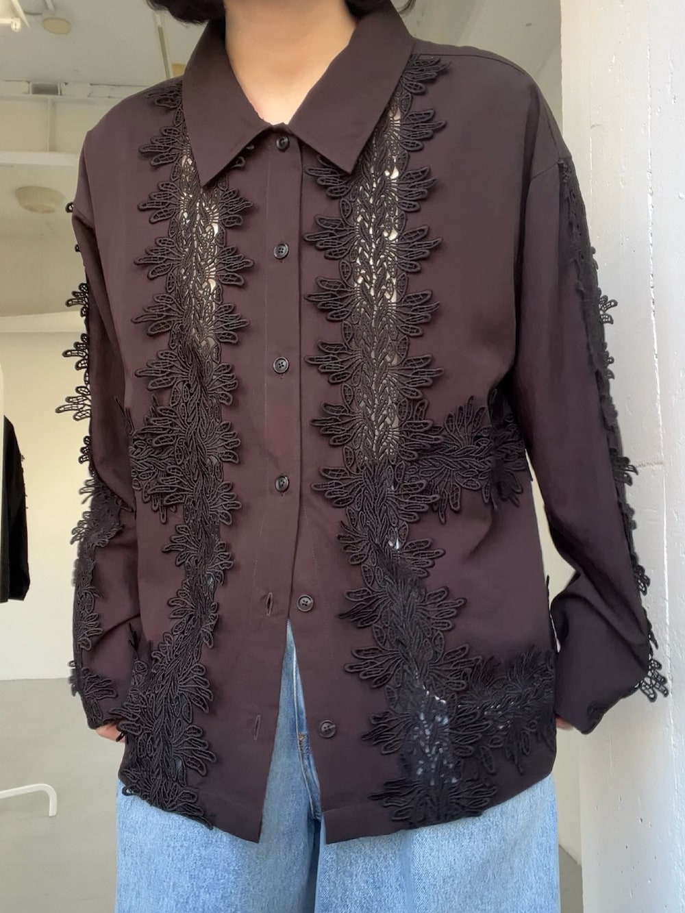 ブラウン系のシャツ/ブラウスを着用したレディースの冬コーディネートの3枚目の写真