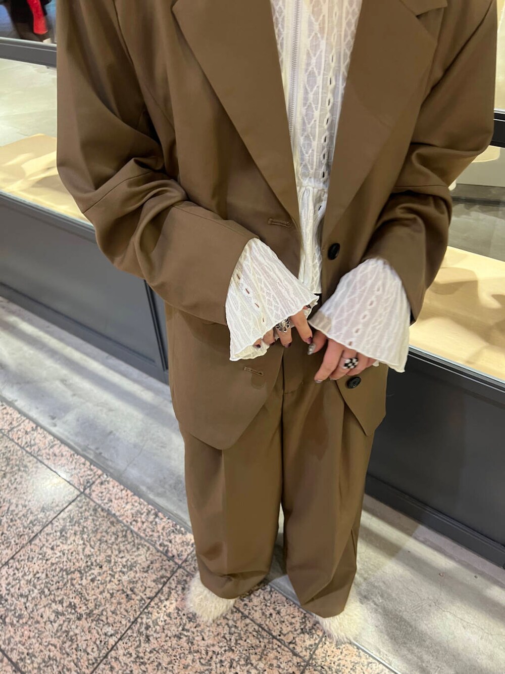 ホワイト系のパンプス、ブラウン系のその他アウター、ホワイト系のTシャツ/カットソーを着用したレディースの秋コーディネートの2枚目の写真