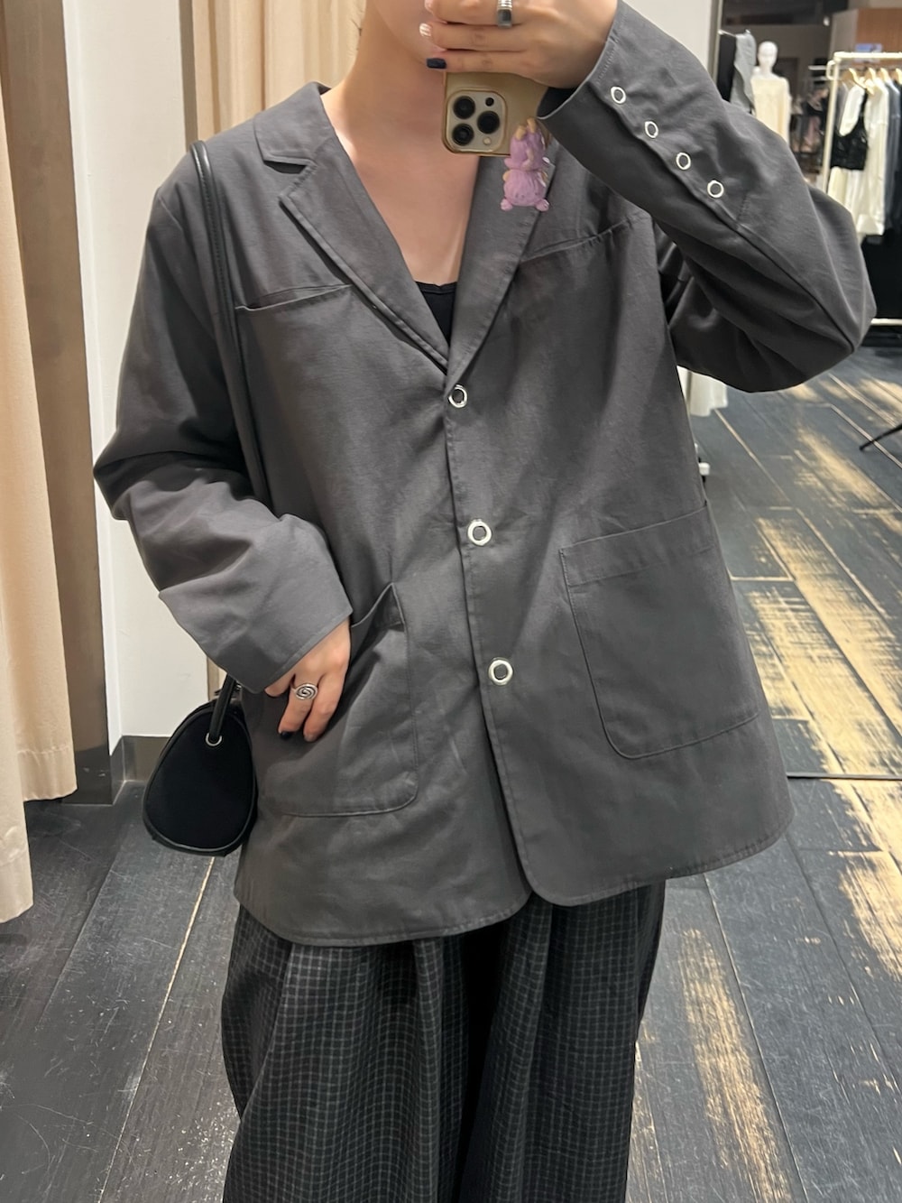 グレー系のその他アウター、グレー系のその他パンツ、ブラック系のショルダーバッグを着用したレディースの秋コーディネートの2枚目の写真
