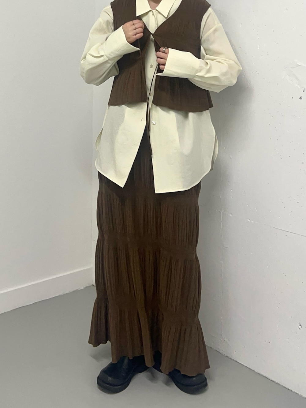 ブラウン系のセットアップを着用したレディースの冬コーディネートの2枚目の写真