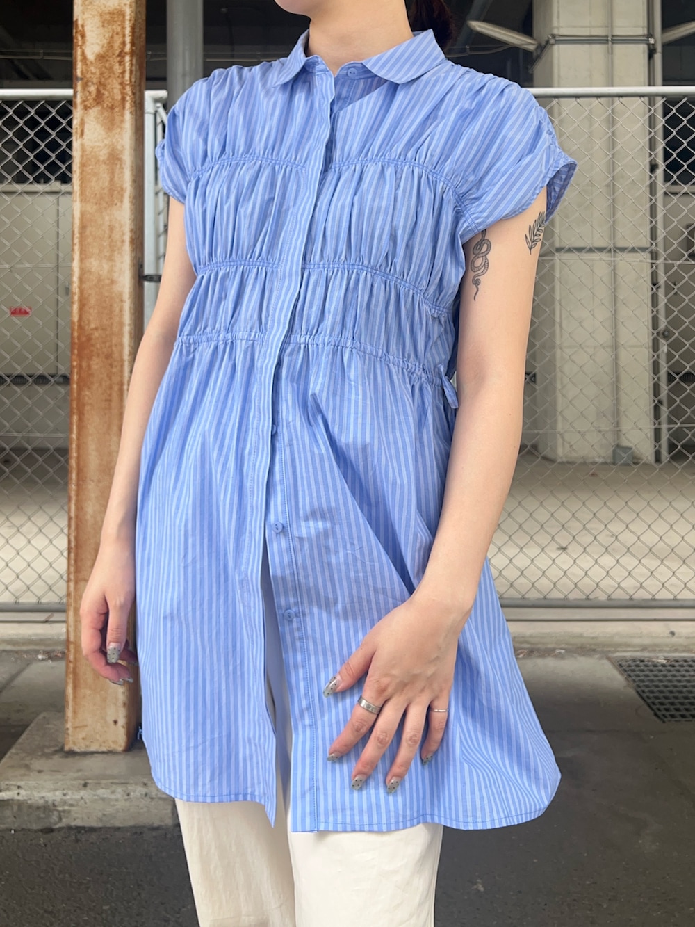 ブルー系のワンピース、ホワイト系のその他パンツを着用したレディースの夏コーディネートの3枚目の写真