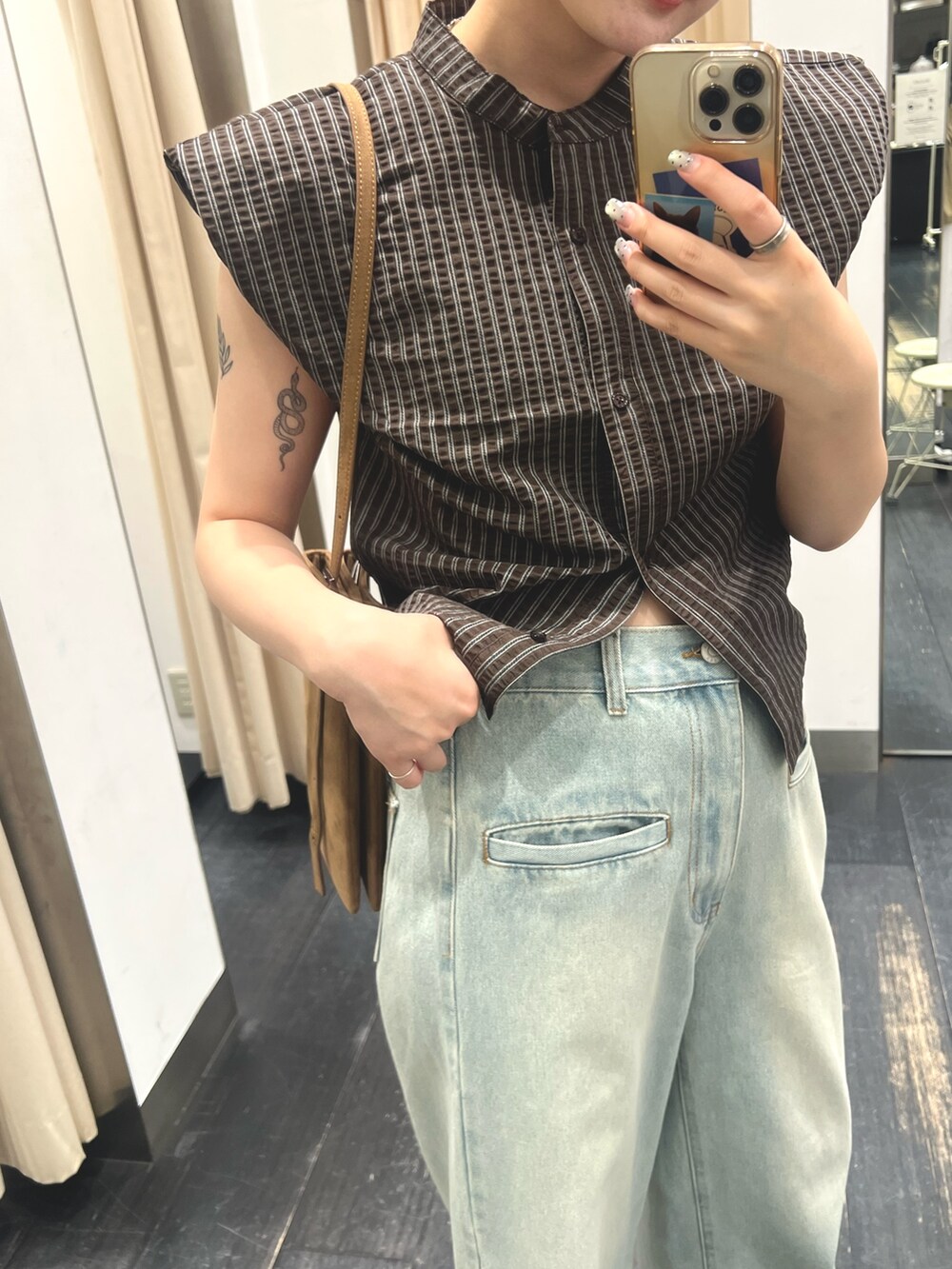 ブルー系のデニムパンツ、イエロー系のショルダーバッグを着用したレディースの夏コーディネートの2枚目の写真