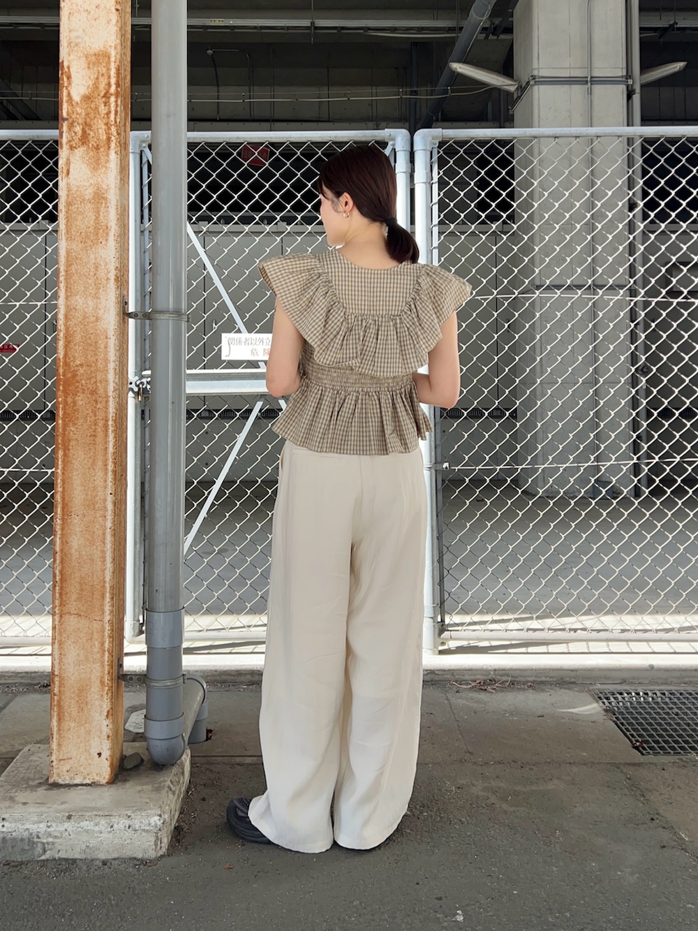 ベージュ系のシャツ/ブラウス、ホワイト系のその他パンツを着用したレディースの春コーディネートの2枚目の写真