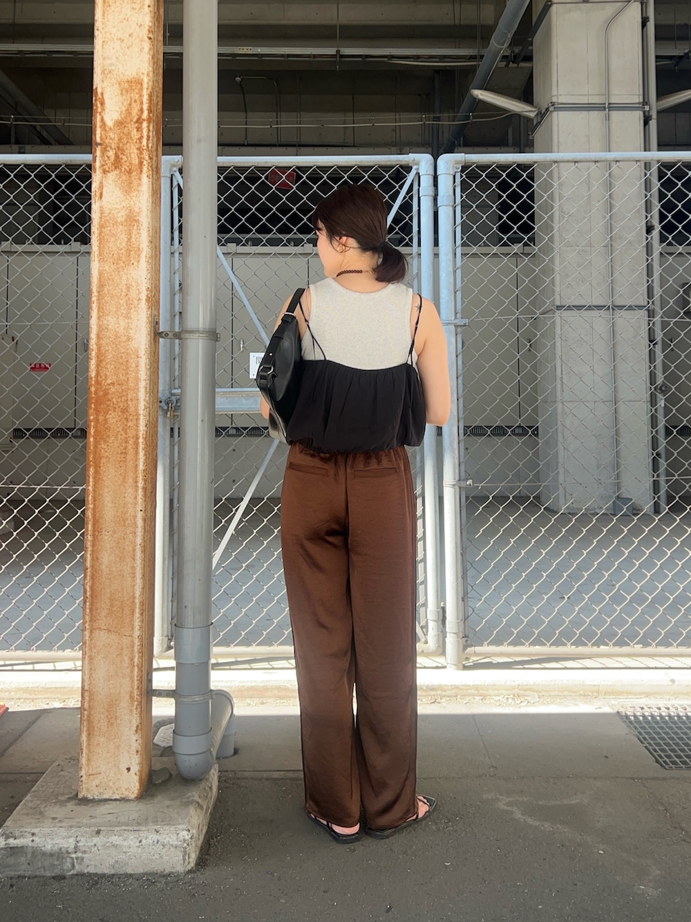 ブラック系のその他トップス、ブラウン系のその他パンツを着用したレディースの夏コーディネートの2枚目の写真