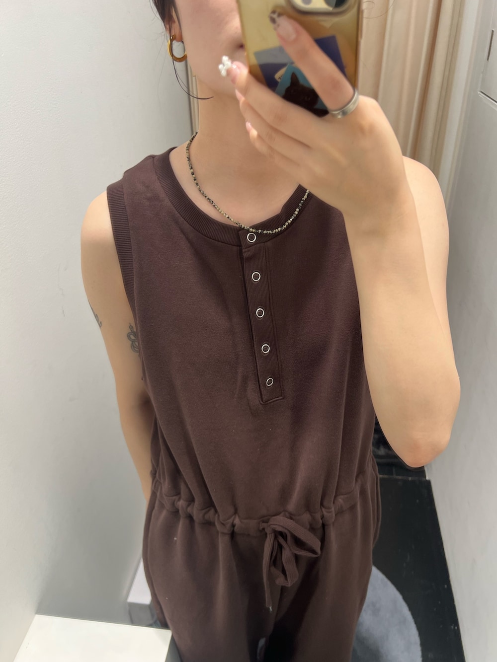ブラウン系のその他パンツ、ホワイト系のショルダーバッグ、ブラック系のサンダルを着用したレディースの夏コーディネートの3枚目の写真