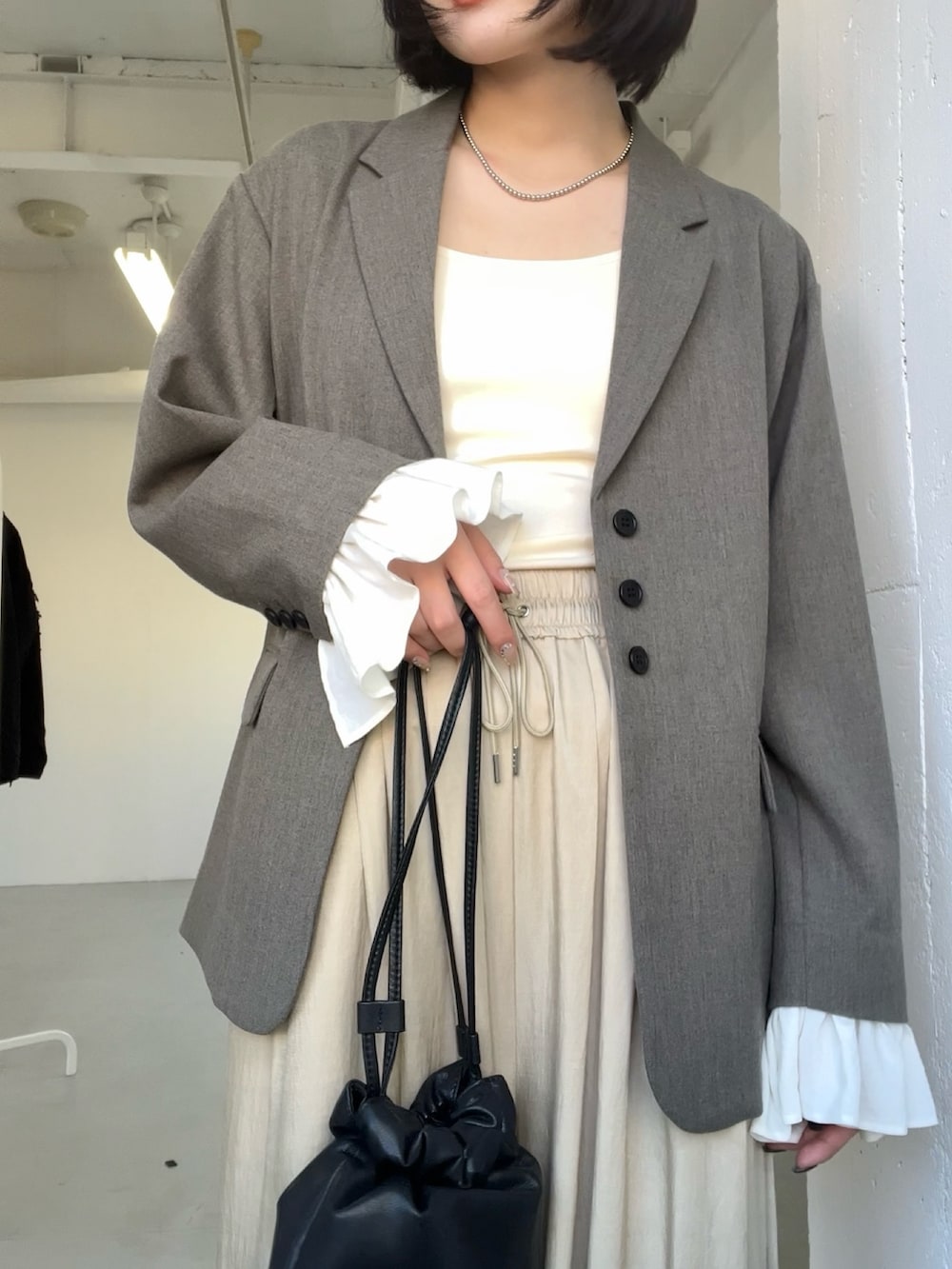 グレー系のその他アウター、ベージュ系のその他パンツ、ブラック系のパンプスを着用したレディースの冬コーディネートの3枚目の写真