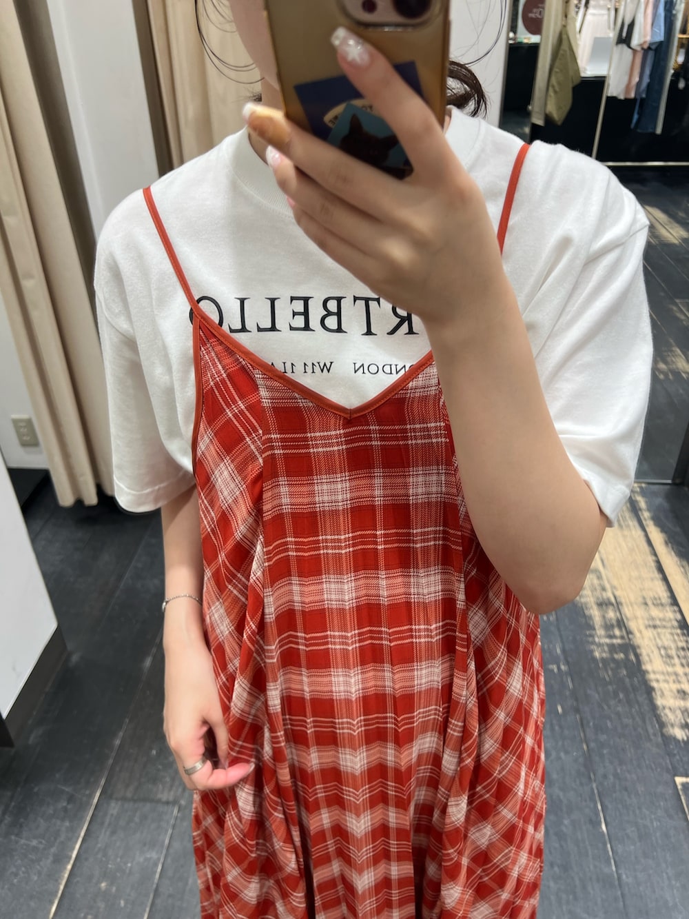 レッド系のワンピースを着用したレディースの夏コーディネートの2枚目の写真