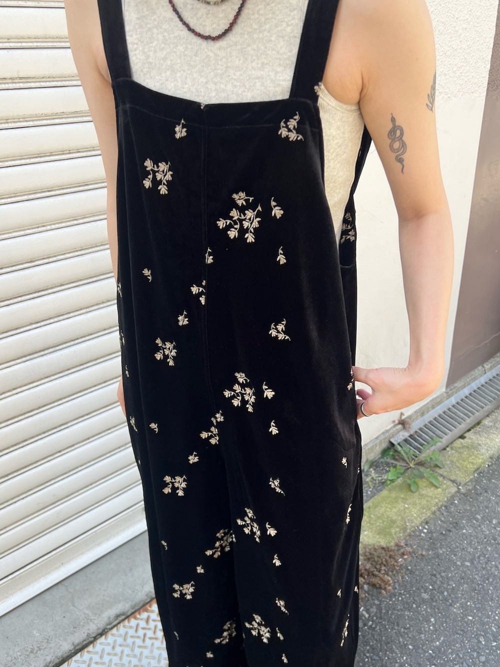 ブラック系のその他パンツ、ベージュ系のタンクトップ、ブラウン系のその他シューズを着用したレディースの夏コーディネートの2枚目の写真