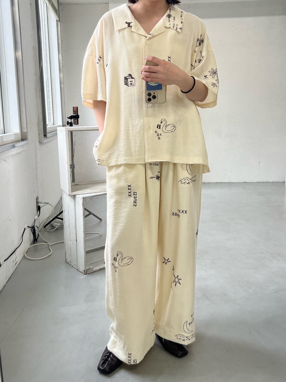 ホワイト系のシャツ/ブラウス、ホワイト系のその他パンツ、ブラウン系のその他シューズを着用したレディースの春コーディネートの2枚目の写真