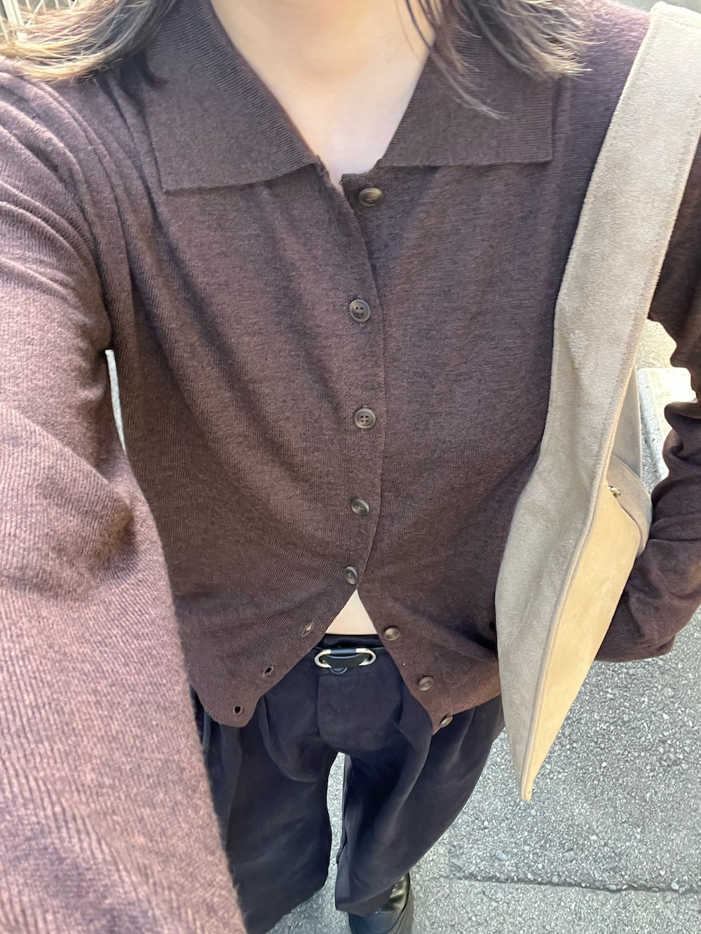 ブラック系のその他パンツを着用したレディースの秋コーディネートの2枚目の写真