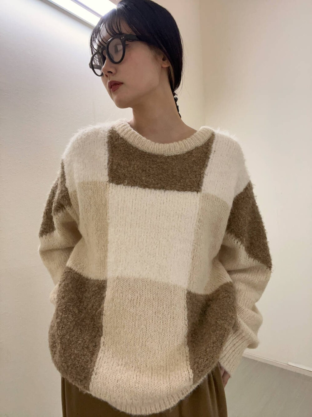 ホワイト系のパンプス、ベージュ系のその他パンツ、ベージュ系のニット/セーターを着用したレディースの冬コーディネートの2枚目の写真